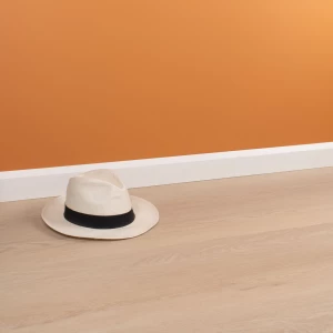 Verbranntes Orange Tikkurila S311 Helle schafft Sonnenuntergangsstimmung über verschiedenen Böden